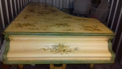 null ERARD. PIANO half-tail in cream lacquered wood decorated with green flowers...