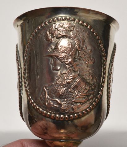 null Deux VERRES à pied, l'un commémoratif du couronnement du Tsar Alexandre III...