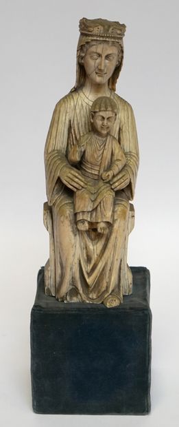 Vierge à l’Enfant en majesté en ivoire sculpté...