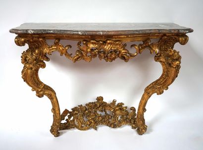 null CONSOLE en bois richement sculpté, stuqué et doré, époque Louis XV. 95 x 120...
