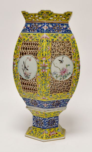 null CHINA, late 19th-early 20th century. Lantern in openwork porcelain, with polychrome...