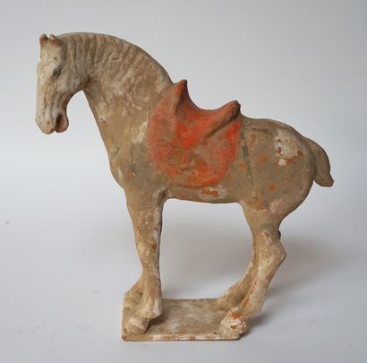 null 
CHINE, époque Tang. CHEVAL en terre cuite à engobe blanche et rouge. 29 x 28...