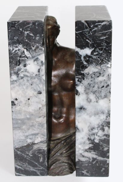 null Sacha SOSNO (1937-2013) Venus oblitérée. Sculpture en marbre noir veiné et bronze...