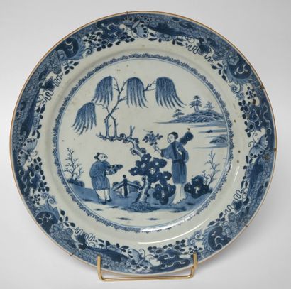 CHINA, 18th century. A round blue and white...