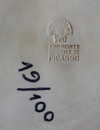 null Pablo PICASSO (1881-1973) Picador et taureau, Vallauris,1959. Plat en faïence...