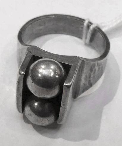 null Jean DESPRES (1889-1980) Hammered silver ring, the bezel formed by two balls...