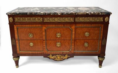 null A mahogany and rosewood veneer COMMODE, the front with a slight central projection...