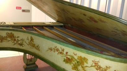 null ERARD. PIANO half-tail in cream lacquered wood decorated with green flowers...