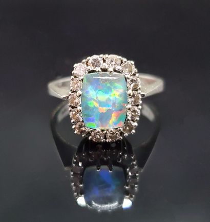 null BAGUE en or blanc sertie d'une opale taille coussin dans un entourage de diamants....