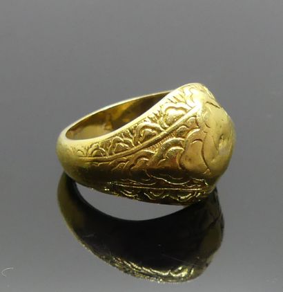 null BAGUE chevaliere en or jaune guilloché. Travail indochinois. Poids 8,92 g TDD...