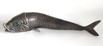 null POISSON articulé en argent 800 millièmes, les yeux en verre vert. L. 27 cm Poids...