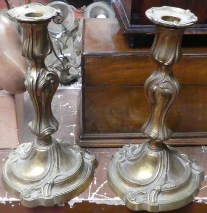 null Paire de BOUGEOIRS en bronze de style Louis XV