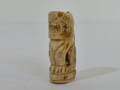 null Amulette représentant un tigre taillée dans de l'os, réalisée par le Vénérable...