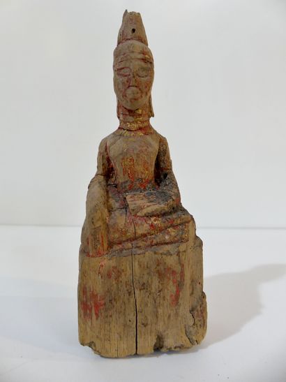 null Petit Bouddha votif en bois érodé avec traces de laque rouge et dorure assis...