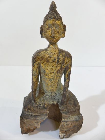 null Bouddha en bois érodé partiellement doré assis dans la position de la prise...