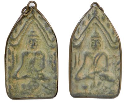 null Amulette en métal cerclé de cuivre représentant Bouddha assis en position de...