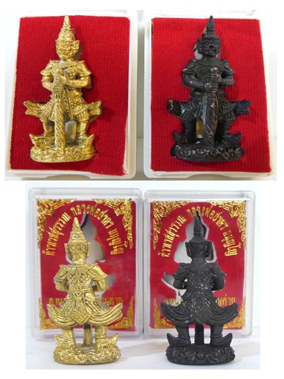 null Lot de 2 amulettes représentant un Gardien de temple en bronze doré et en bronze...