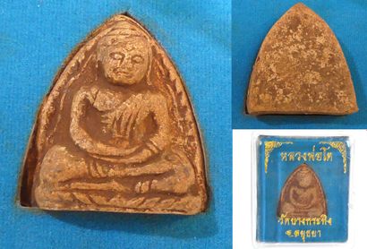 null Amulette en terre cuite représentant un Bouddha assis en méditation dans sa...