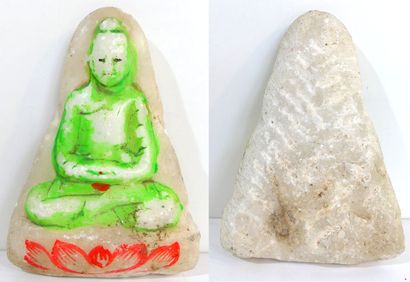 null Amulette en marbre représentant Bouddha assis en vajrasana dans la position...