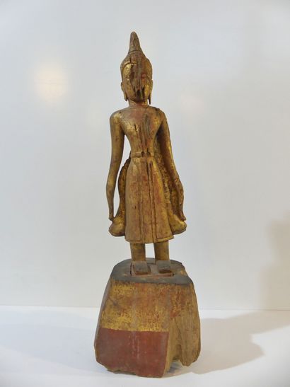 null Bouddha debout, bras le long du corps, en bois doré avec écritures gravées sur...