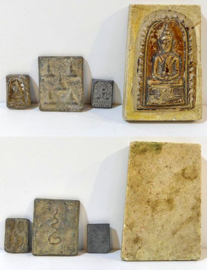 null Ensemble de 4 amulettes : La première en céramique partiellement laquée représentant...