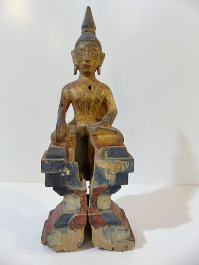 null Bouddha en bois coloré partiellement doré assis dans la position de la prise...