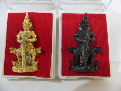 null Lot de 2 amulettes représentant un Gardien de temple en bronze doré et en bronze...
