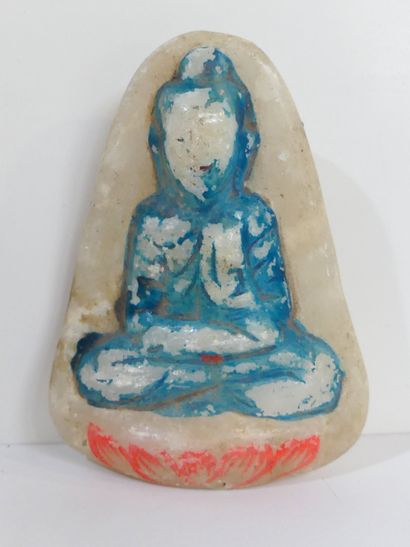 null Amulette en marbre représentant Bouddha assis en vajrasana dans la position...