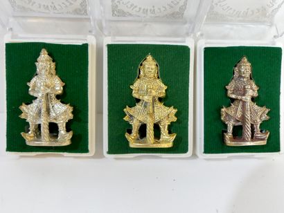 null Lot de 3 amulettes représentant un Gardien de temple en bronze de 3 teintes...
