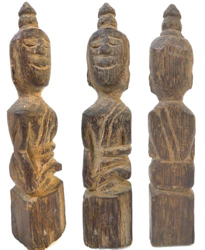 null Petit Bouddha votif en bois assis dans la position de la prise de la terre à...