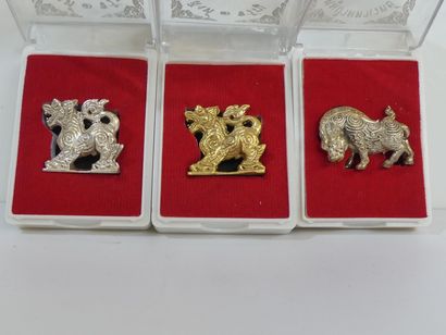 null Lot de 3 amulettes : Les 2 premières représentant un Lion (Singh Sam Khwan)...