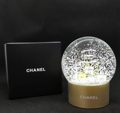 null CHANEL. Rare BOULE à neige publicitaire, ornée de cadeaux Chanel d'un pied de...