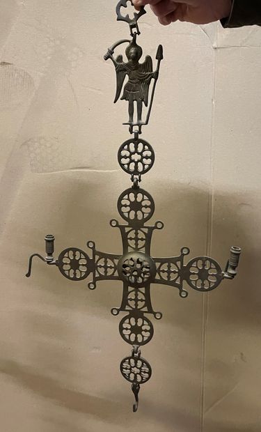 null Croix votive orthodoxe, à deux binets, en métal, surmontée de l'Archange St...
