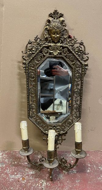 null Miroir d'applique en laiton ajouré à trois bougeoirs. 75 x 30,5 cm