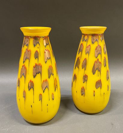 null Paire de vases ovoïde en verre jaune, à petit col, à décor de coulures dorées,...