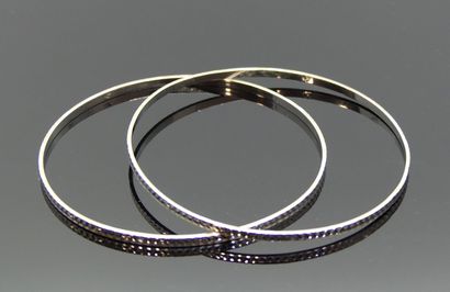 null 
Pair of rigid BRACELETS in white gold guilloché 750 mils. Weight 14 g D. 6,5...