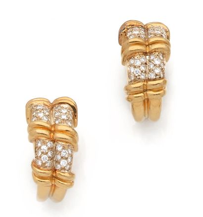 null 
Pair of ear CLIPS in yellow gold paved with diamonds and punctuated with gadroons....