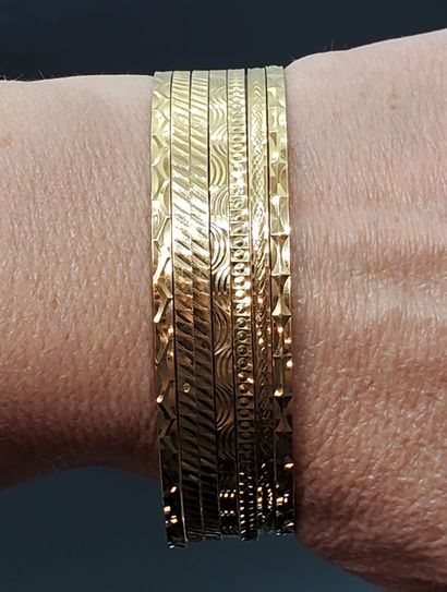 null 
BRACELET dit semaine composé de sept bracelets rigides en or jaune 750 mil....