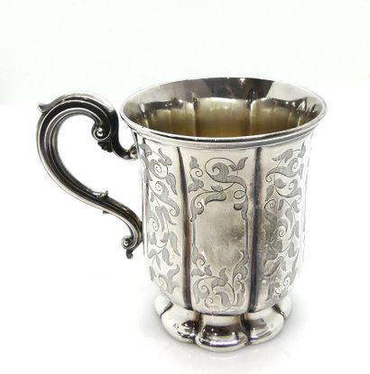 null Silver cup with ribs, on a polylobed base, decorated with guilloche scrolls....