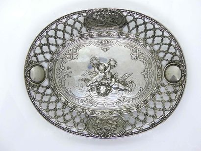 null Charming silver BABY 800 mils, the bottom decorated with repoussé of two cherubs,...