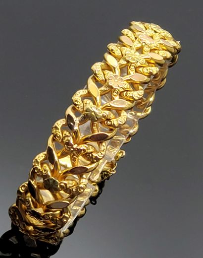 null GOURMETTE in yellow gold with guilloche and flowers. Weight 19,2 g Wrist size...