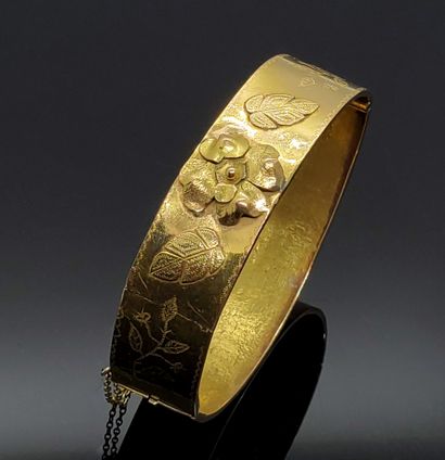 null BRACELET in yellow gold decorated in application of flower and foliage, and...