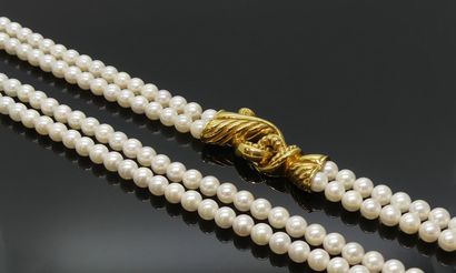 null SAUTOIR composé de deux rangs de perles de culture, à large agrafe en or jaune...