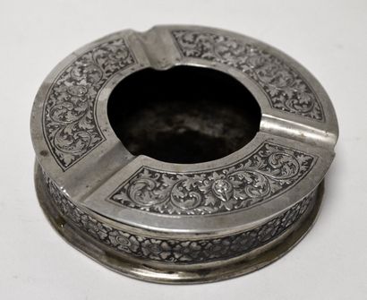 null Silver ashtray, decorated with flowers. Indochinese work. Weight 70 g
