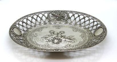 null Charming silver BABY 800 mils, the bottom decorated with repoussé of two cherubs,...