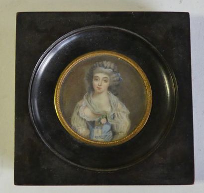  Ecole française fin XIXe dans le goût du XVIIIe. Portrait de femme. Miniature ronde....