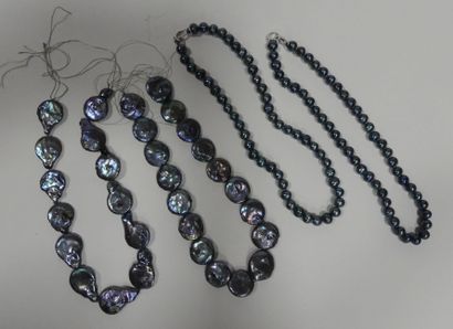 Quatre COLLIERS de perles noires (deux sans...