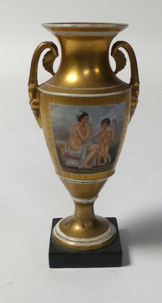 null VASE en porcelaine de Paris, à décor émaillé peint de Venus et amour d'après...