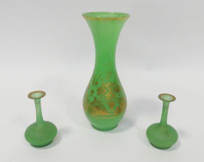 null Vase (H. 30 cm) et deux petits soliflores en opaline verte