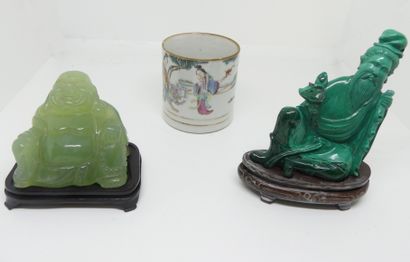  Deux SUJETS en pierre dure verte, un bouddha et un vieil homme assis (accident)....
